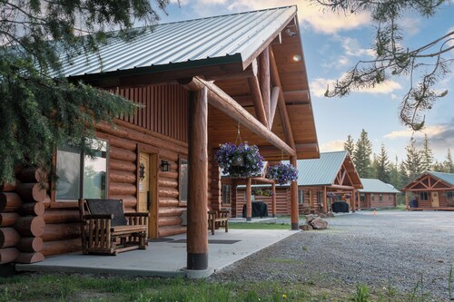 Cozy 2-Bedroom Log Cabin Retreat Near Town – Full Kitchen