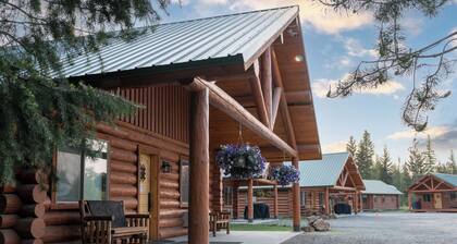 Cozy 2-Bedroom Log Cabin Retreat Near Town – Full Kitchen