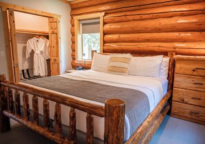 2 bedrooms, iron/ironing board, free WiFi, bed sheets - Cozy 2-Bedroom Log Cabin Retreat Near Town – Full Kitchen (Bonners Ferry)