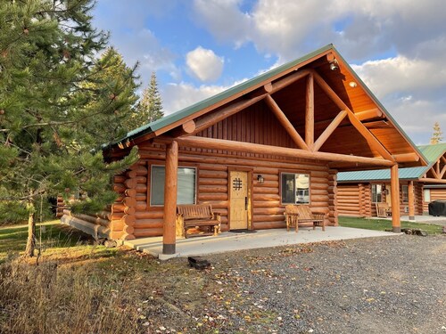 North Idaho Log Cabin Retreat – 2BD/2BA with Full Kitchen + King Bed