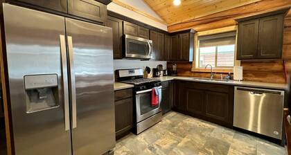 North Idaho Log Cabin Retreat â 2BD/2BA with Full Kitchen + King Bed