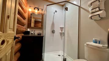 Combined shower/tub, hair dryer, towels