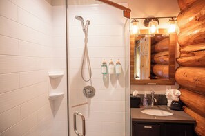 Ensemble baignoire-douche, séchoir à cheveux, serviettes fournies