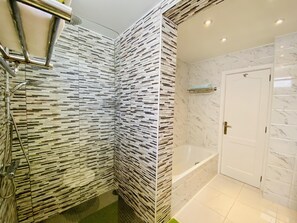 Badewanne, Haartrockner, Handtücher