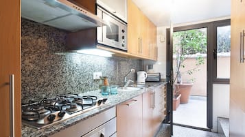 Een koelkast, een microgolfoven, een oven, een kookplaat