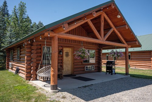 Charming 1-Bed, 1-Bath Log Cabin w/Full Kitchen at North Haven Campground