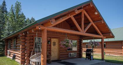 Charming 1-Bed, 1-Bath Log Cabin w/Full Kitchen at North Haven Campground