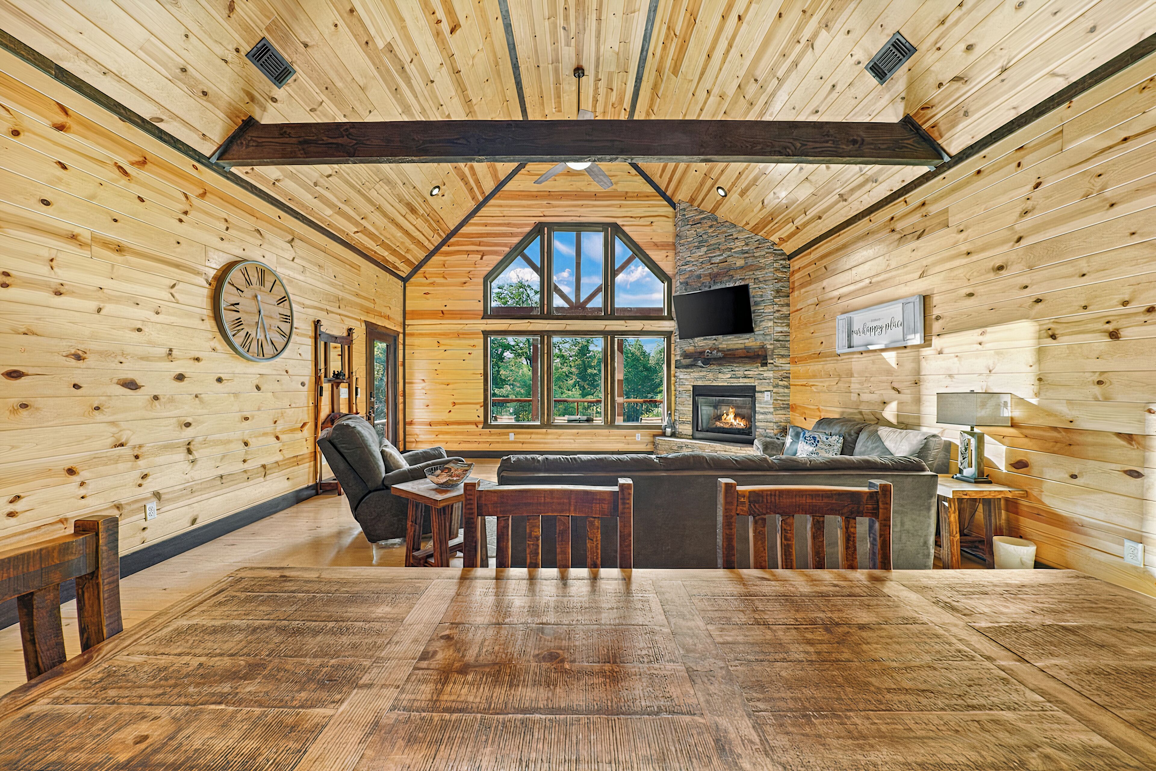 Een smart-tv, een open haard en boeken