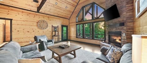 TV connectée, cheminée, livres