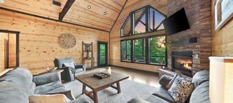 3 King Suites, Hot Tub, Firepit, Playset, Dogs OK