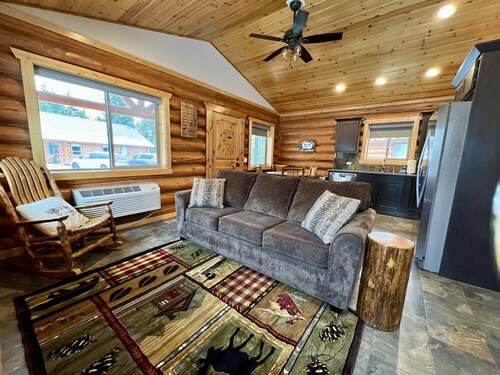 1BD, 1BA Full Kitchen, WiFi, TV, Sleeps 4