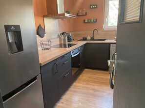 Four, plaque de cuisson, cafetière/bouilloire, bouilloire électrique