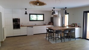 Fridge, microwave, oven, stovetop - Villa - Biscarrosse Golf - 10 pers. - 5 bedrooms - 180 m² - Private swimming pool (BISCARROSSE)