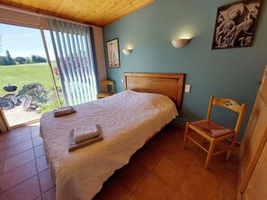 5 bedrooms, iron/ironing board, travel crib, WiFi