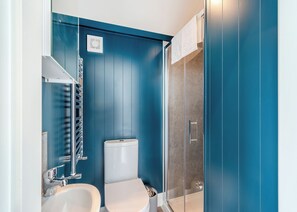 A bathroom with a toilet, sink, and glass shower enclosure. - 1 bedroom accommodation in Halling (Halling)