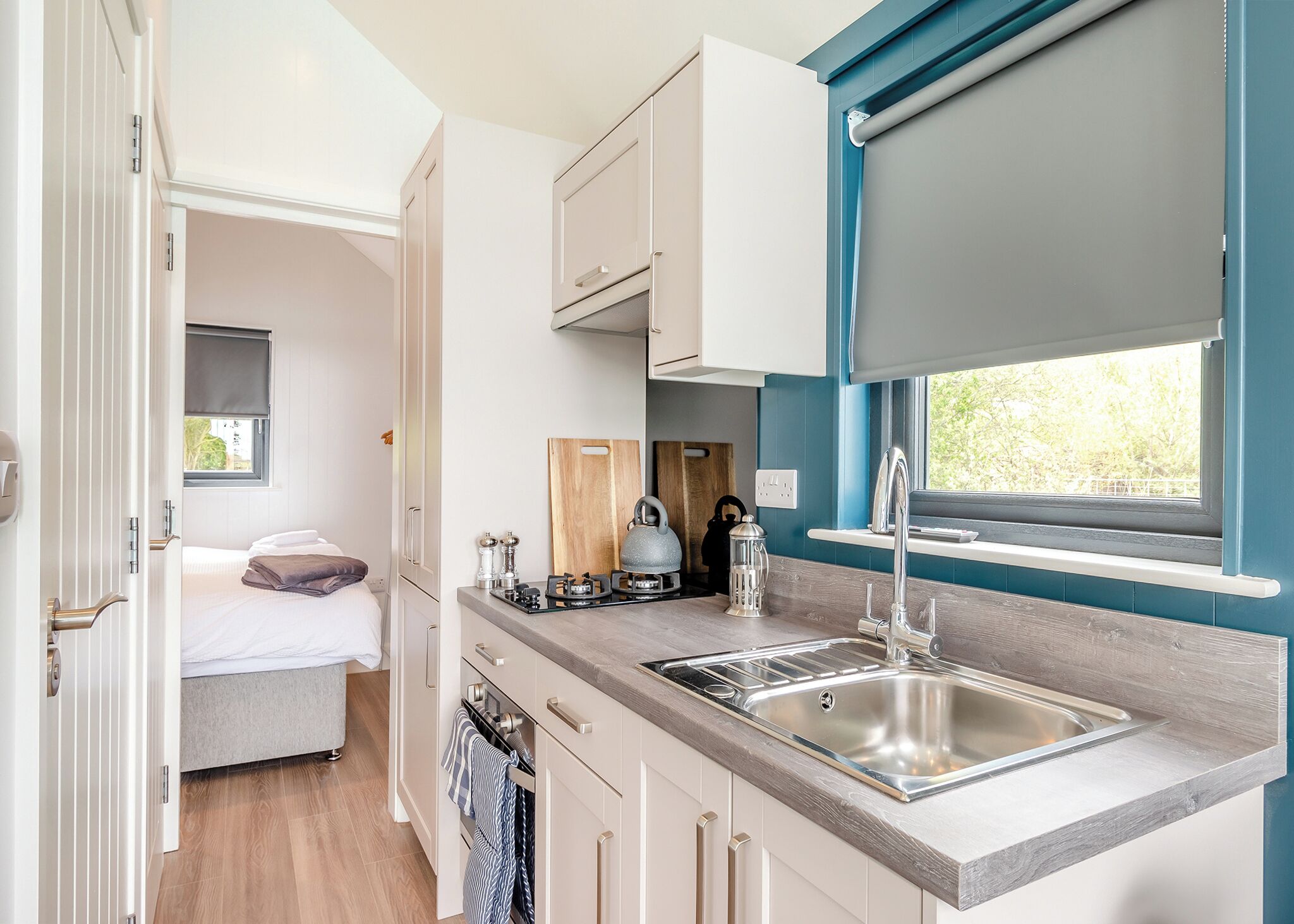 ثلاجة، فرن، موقد طهي مسطح، محمصة خبز