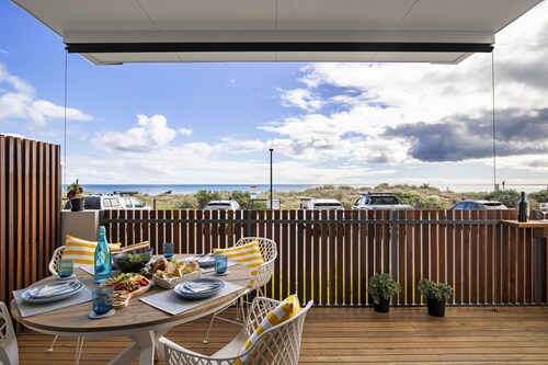 Moana Beach, Seafront Apartment