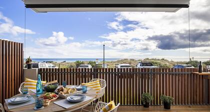 Moana Beach, Seafront Apartment