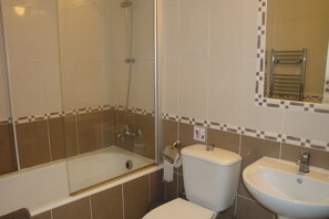 Kombinert dusj/badekar, hårføner, håndklær og toalettpapir