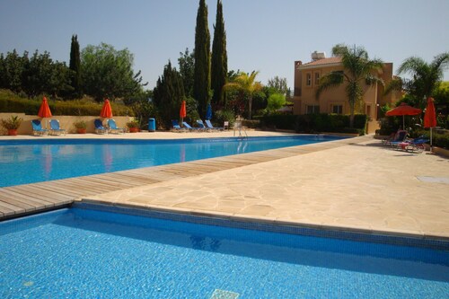 Spacious apartment with very large balcony close to all amenities