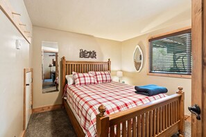 3 bedrooms, desk, iron/ironing board, travel cot