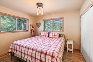 Desk, iron/ironing board, travel cot, free WiFi - Hot Tub & Pet Friendly Bass Lake 3/2 Slps 9 (Bass Lake)