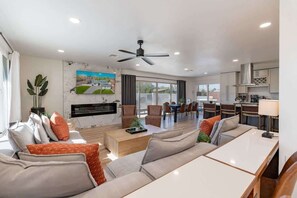 Fernseher, Kamin, Arbeitsbereiche