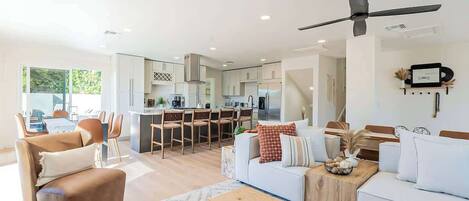 Televisión, chimenea y oficina