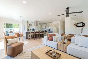 Televisio, takka, työhuone