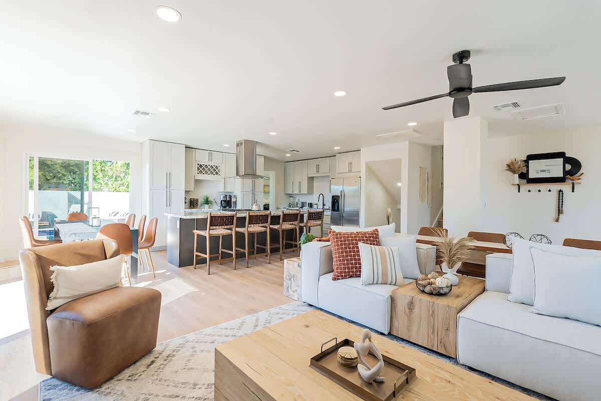 Télévision, cheminée, espaces bureaux