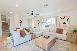 Télévision, cheminée, espaces bureaux