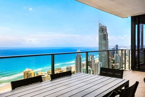 Outdoor dining - Circle onCavill SubPenthouse 4BRM Lv52 Ocean View! (Gold Coast)