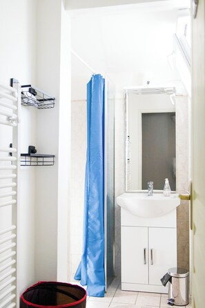 Een douche, een haardroger, handdoeken, toiletpapier