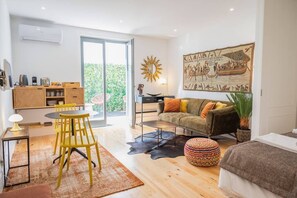TV - PATIO DE FLORES - Beautiful apartment with patio located in downtown Porto (Porto)