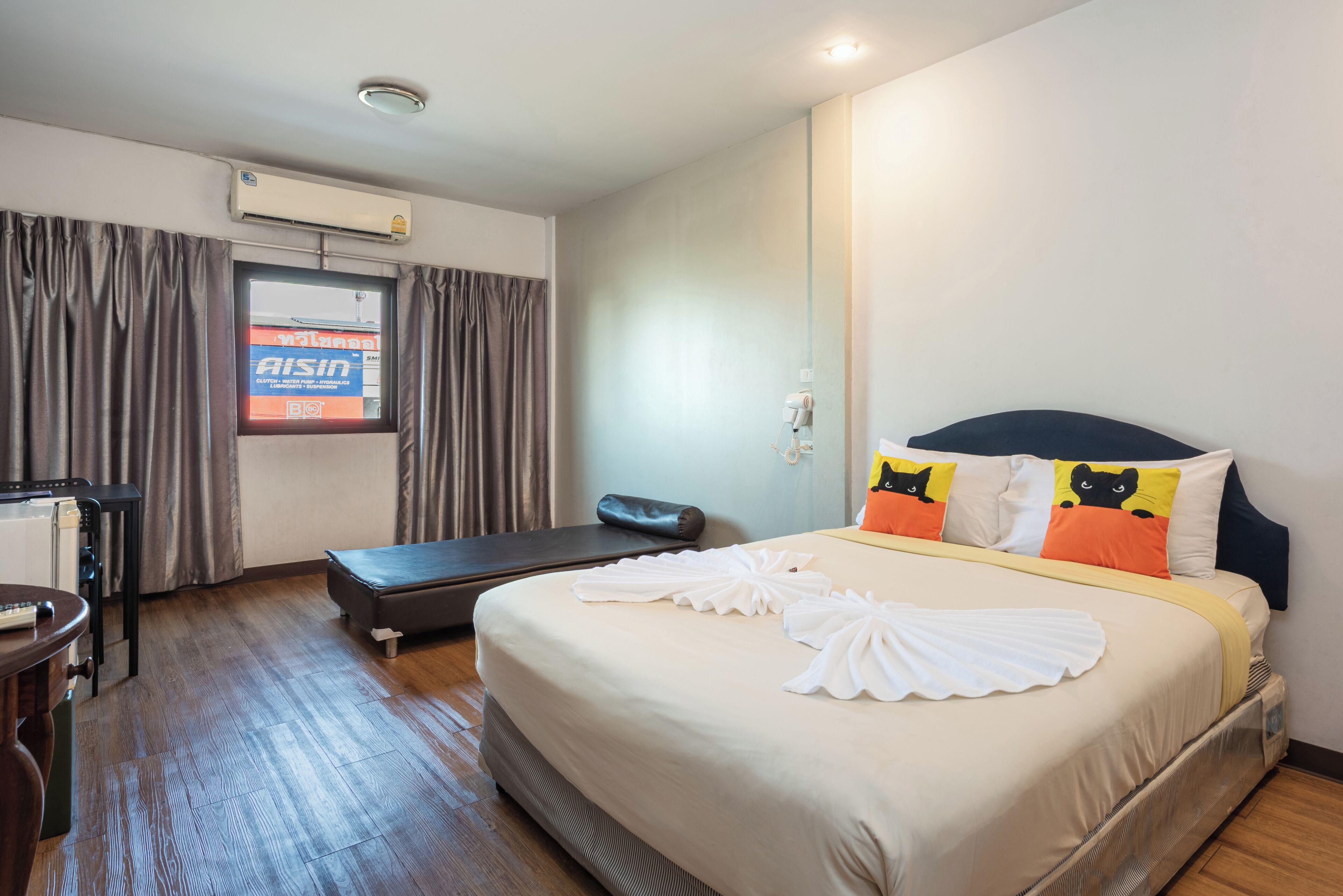 Quarto casal básico, 1 cama King e sofá-cama, para não fumantes | Roupas de cama premium, camas com colchões pillow-top, cortinas blackout