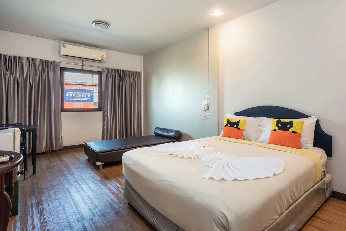 Basic Double Room, 1 King Bed with Sofa bed, Non Smoking | Premium bedding, pillowtop beds, blackout drapes, free WiFi
