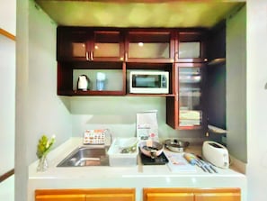 Habitación cuádruple Deluxe | Cocina privada | Refrigerador, microondas, tostadora y arrocera
