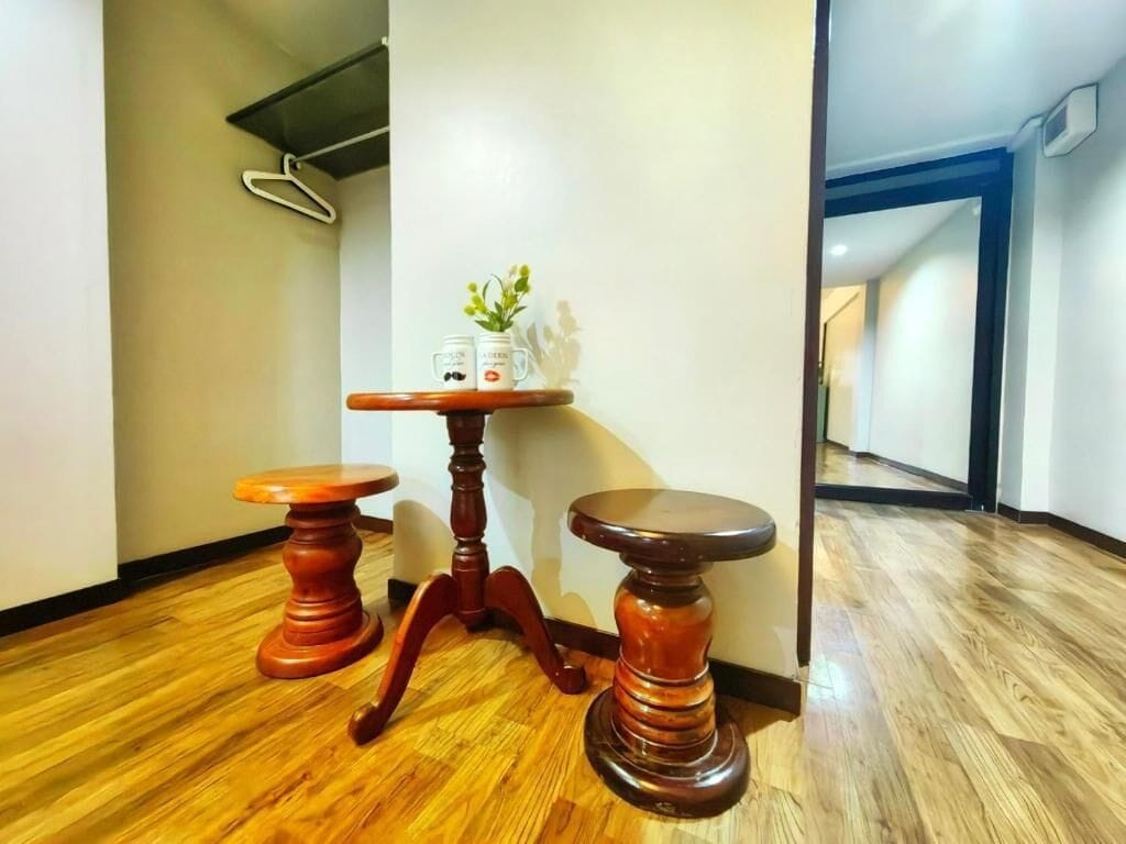 superior quadruple room, 1 bedroom, no windows | living area | 14-inch tv with cable channels