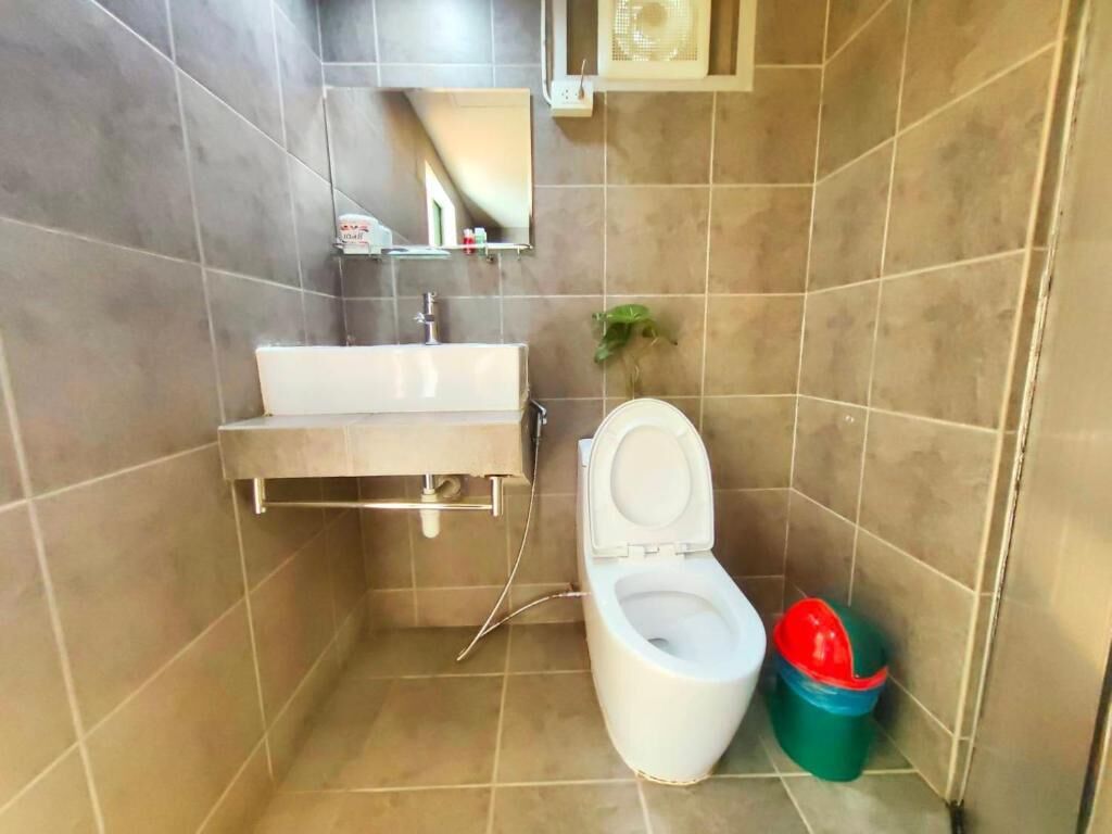 superior quadruple room, 1 bedroom, no windows | bathroom | shower, rainfall showerhead, free toiletries, hair dryer