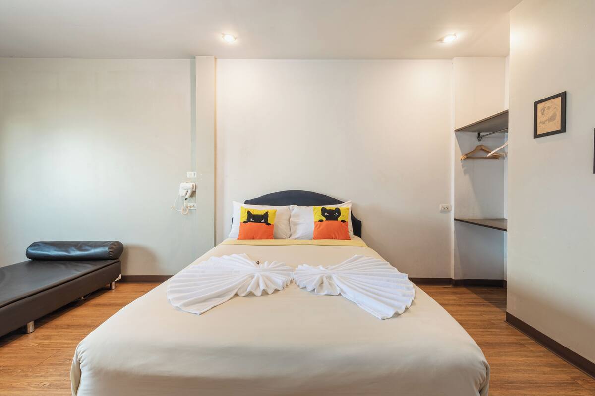 Quarto triplo básico, 1 cama King e sofá-cama, para não fumantes | Roupas de cama premium, camas com colchões pillow-top, cortinas blackout