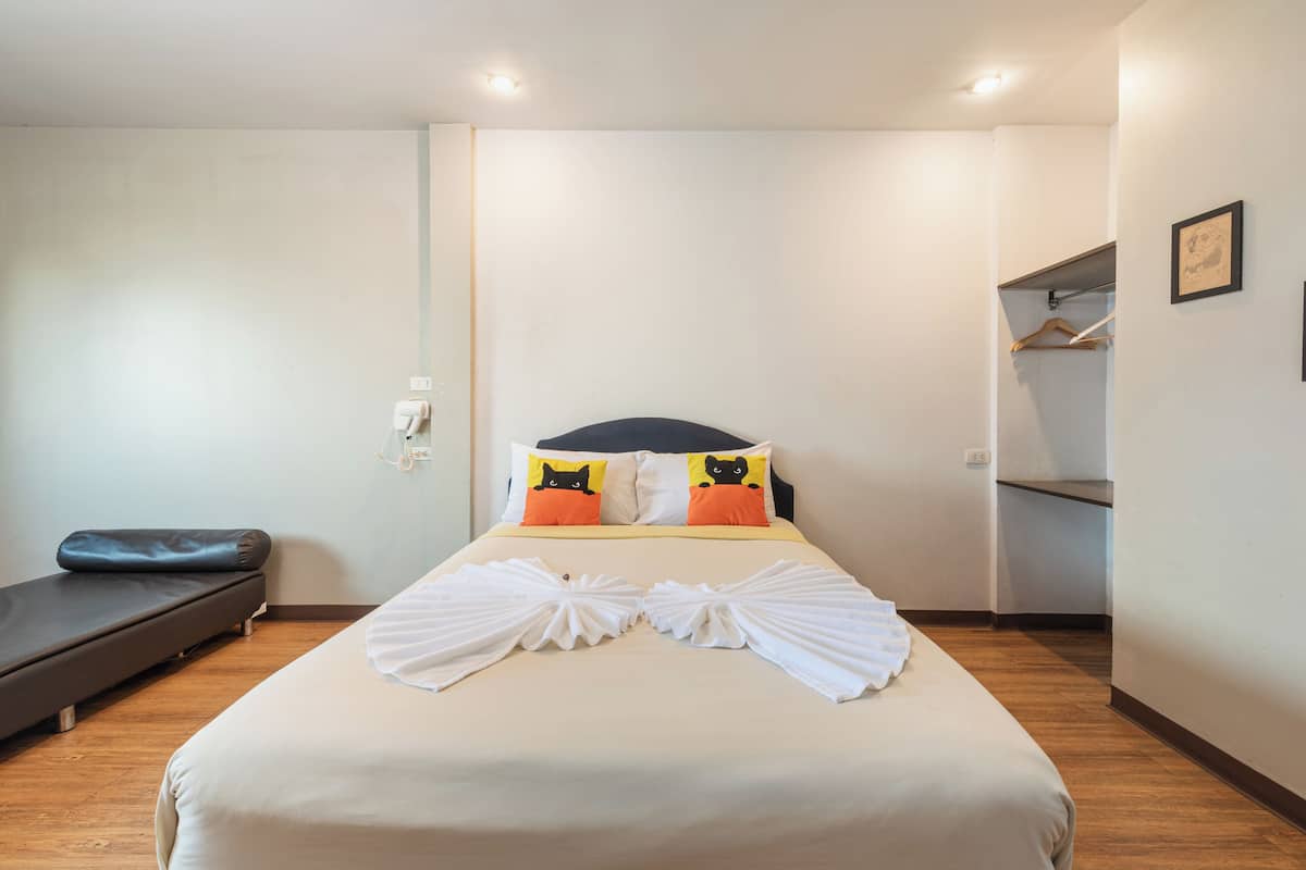 Basic Triple Room, 1 King Bed with Sofa bed, Non Smoking