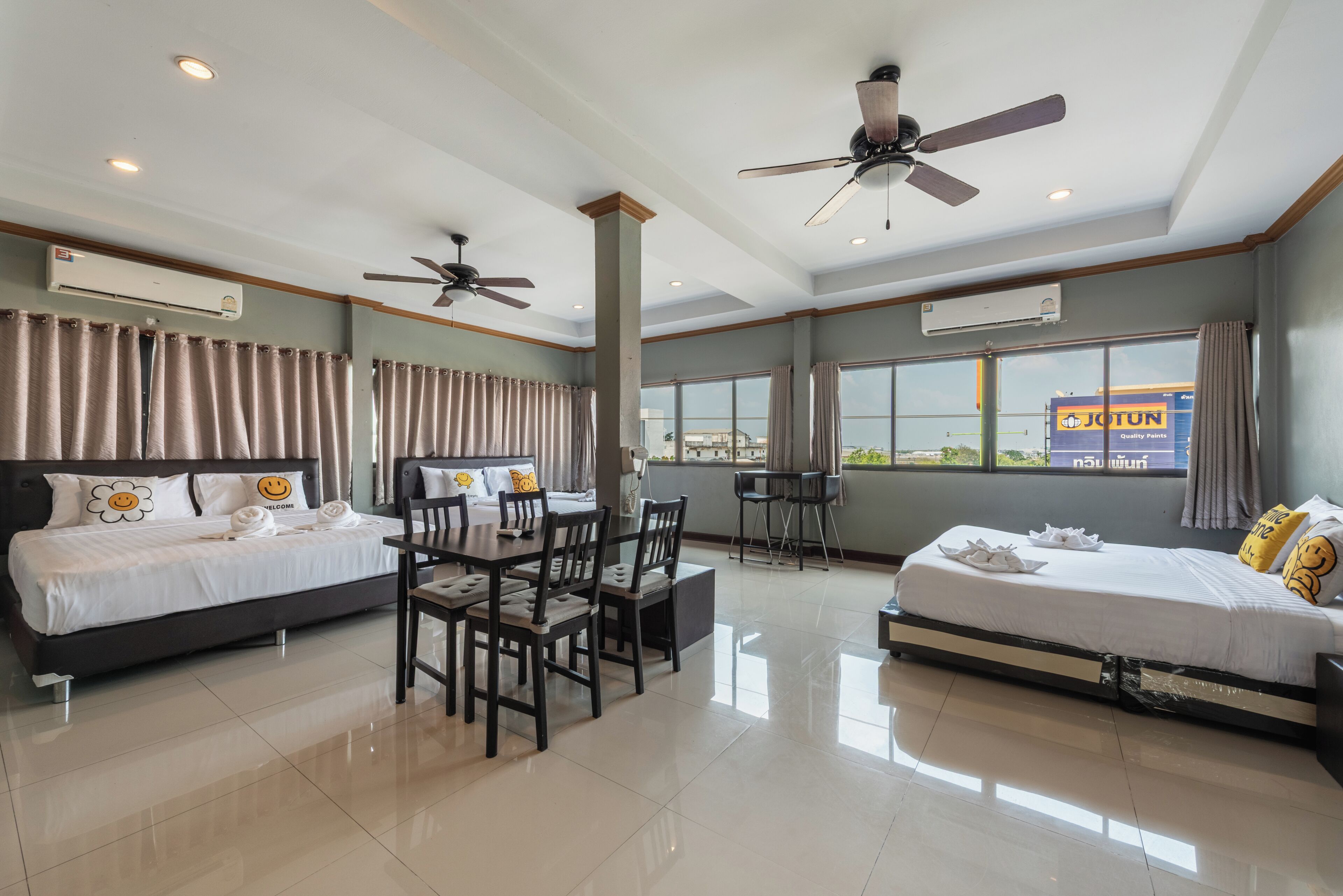 Quarto triplo família, várias camas | Roupas de cama premium, camas com colchões pillow-top, cortinas blackout