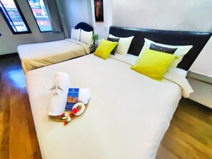 Habitación cuádruple superior, 1 habitación, sin ventanas | Ropa de cama de alta calidad, camas con pillow-top y cortinas blackout