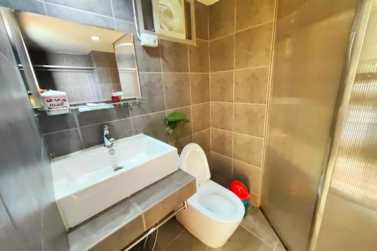 shower, rainfall showerhead, free toiletries, hair dryer