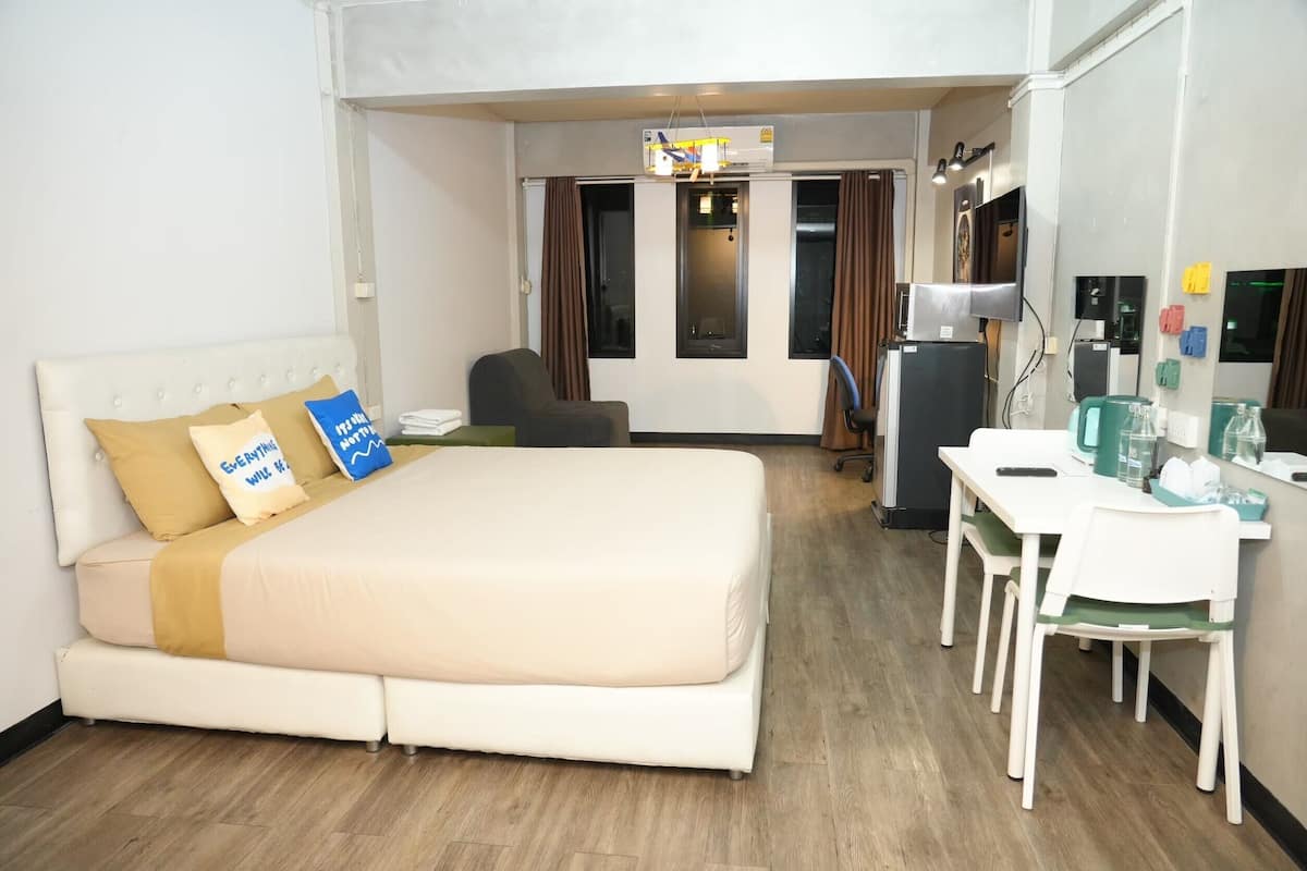 Monolocale Superior, 1 letto king, vista città | Area soggiorno | TV 14 pollici con canali via cavo