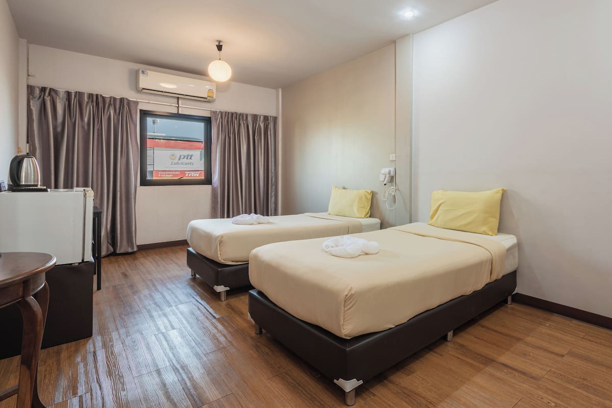 Quarto duplo básico | Roupas de cama premium, camas com colchões pillow-top, cortinas blackout