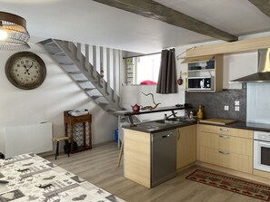 Kjøleskap, mikrobølgeovn, ovn og kokeplater