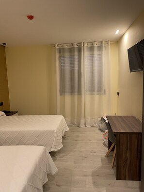 Deluxe Double Room | Premium bedding, down comforters, Tempur-Pedic beds - Aureo alojamiento urbano (Abaran)