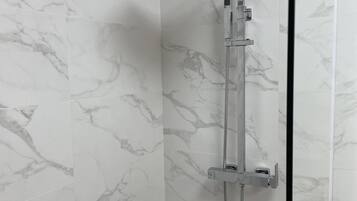 Deluxe Double Room | Bathroom