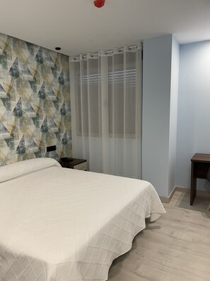 Deluxe Room | Premium bedding, down comforters, Tempur-Pedic beds - Aureo alojamiento urbano (Abaran)